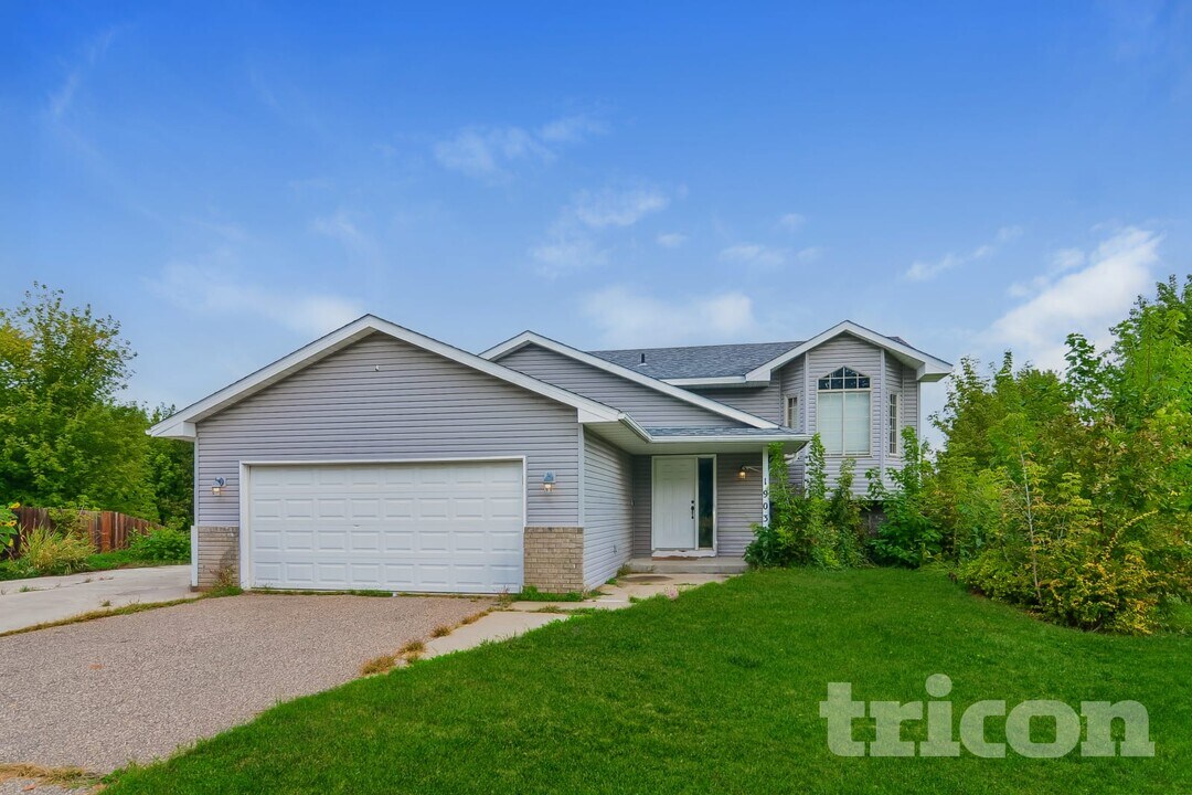 1903 16th St NE in Buffalo, MN - Foto de edificio