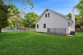 35 Maple St in Westhampton Beach, NY - Building Photo - Building Photo