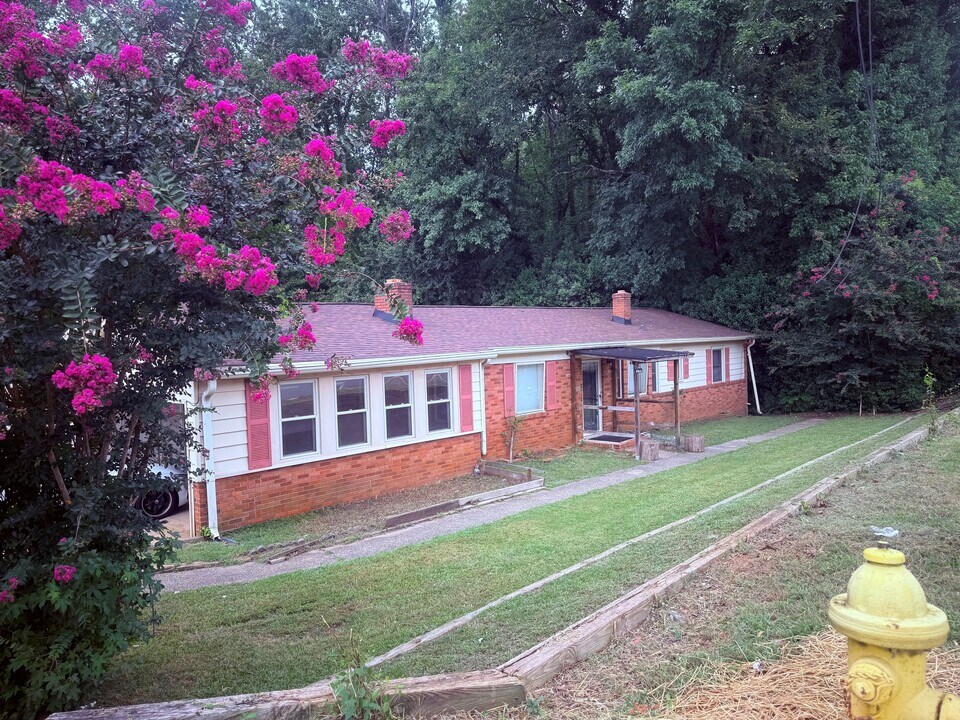 5826 The Plaza in Charlotte, NC - Building Photo