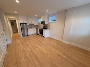 906 Massachusetts Ave, Unit B in Cambridge, MA - Foto de edificio - Building Photo