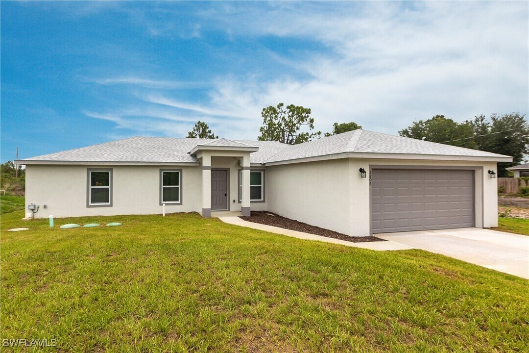 2806 31st St W in Lehigh Acres, FL - Building Photo