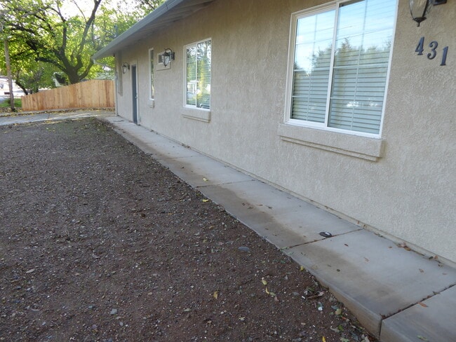 431 Manzanita Ln in Redding, CA - Building Photo - Building Photo