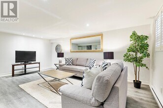 207 Bayview Heights Dr in Toronto, ON - Building Photo - Building Photo