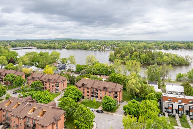 14589 Aumais Rue in Pierrefonds, QC - Building Photo - Building Photo