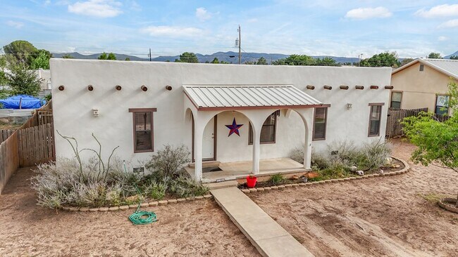 1104 W Eagle Pass St in Alpine, TX - Building Photo - Building Photo