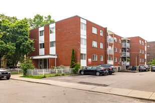 Coop Le Renaissance in Montréal, QC - Building Photo