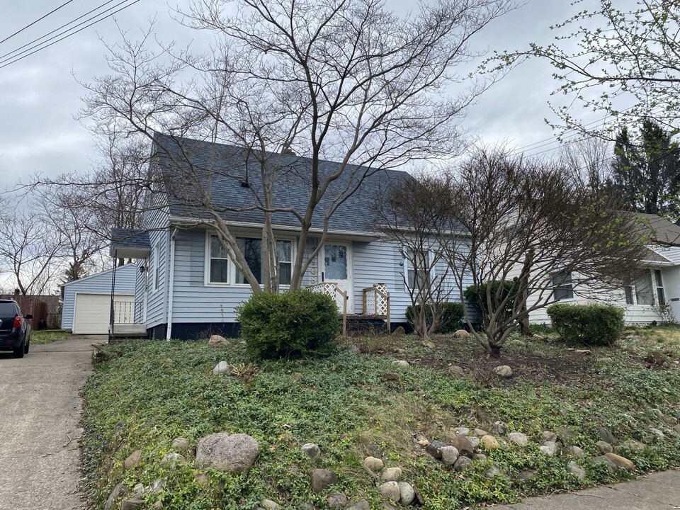 908 Kennebec Ave in Akron, OH - Building Photo