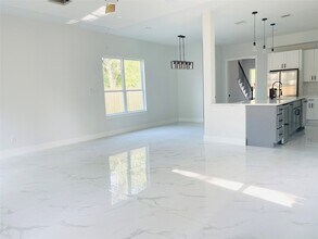 7203 Weyburn St in Houston, TX - Foto de edificio - Building Photo