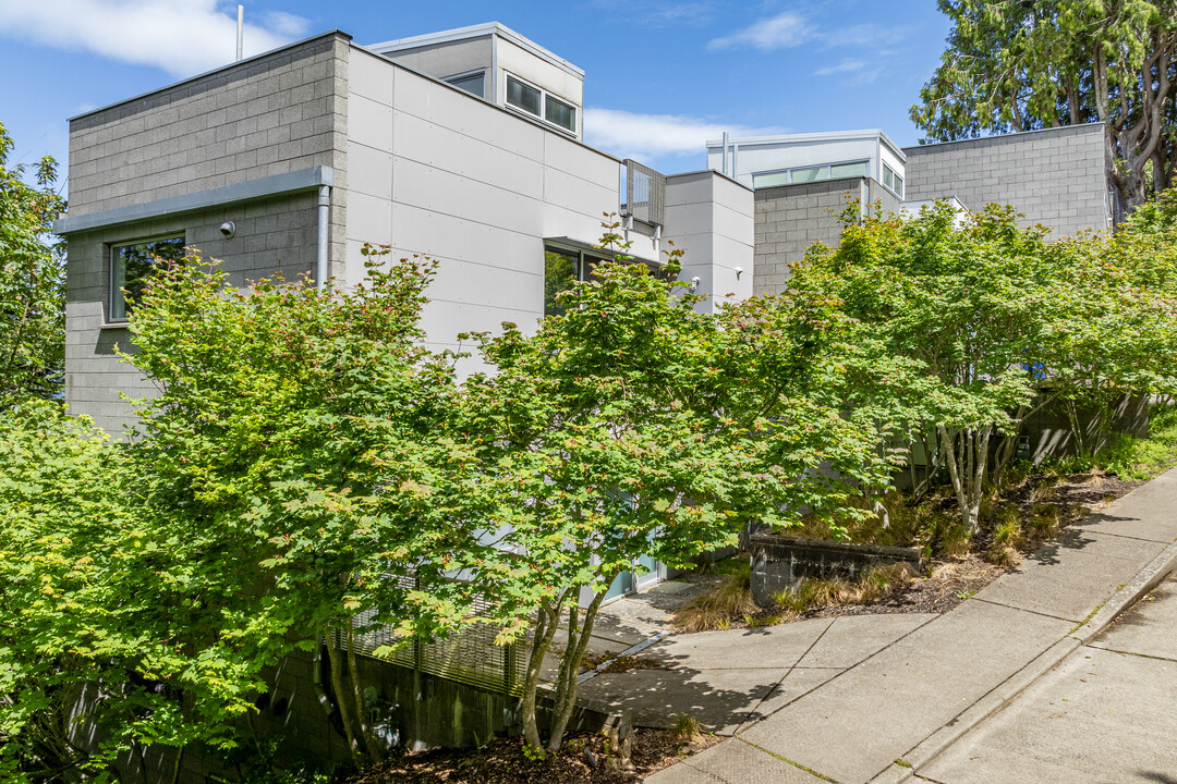 2107 Bonair Dr SW in Seattle, WA - Building Photo