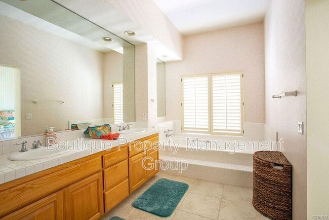 34 Lakefront in Irvine, CA - Building Photo - Building Photo