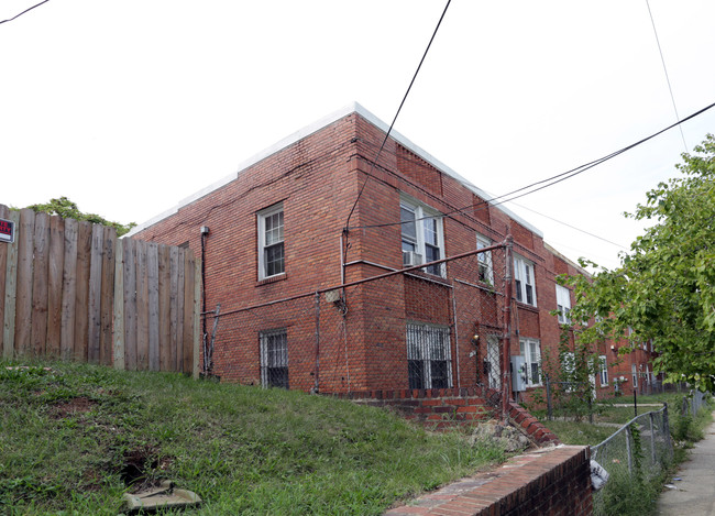 5321-5325 Astor Pl SE in Washington, DC - Foto de edificio - Building Photo