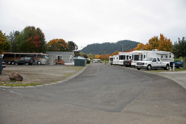 Brookhollow RV Park in Kelso, WA - Foto de edificio - Building Photo