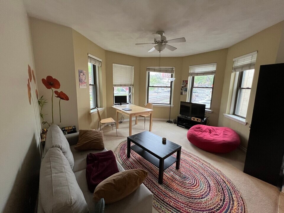 1427 Commonwealth Ave in Boston, MA - Building Photo