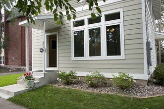 219 5th St SE in Minneapolis, MN - Foto de edificio - Building Photo