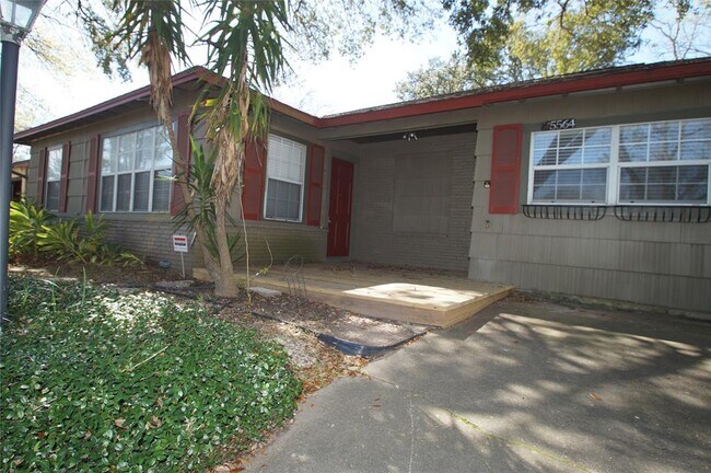 5564 Aspen St in Bellaire, TX - Building Photo - Building Photo