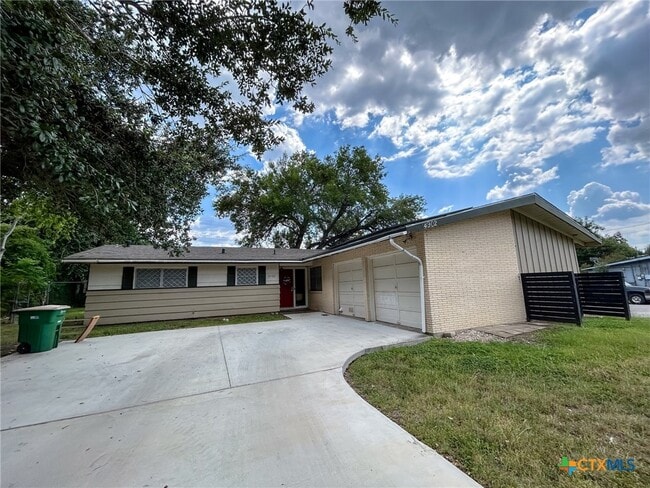 4902 Dahlia Ln in Victoria, TX - Building Photo - Building Photo