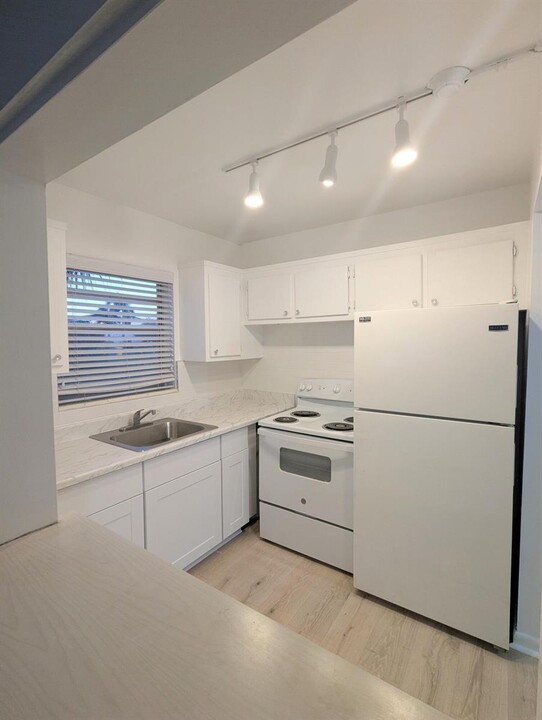 353 Sheffield O, Unit O in West Palm Beach, FL - Building Photo