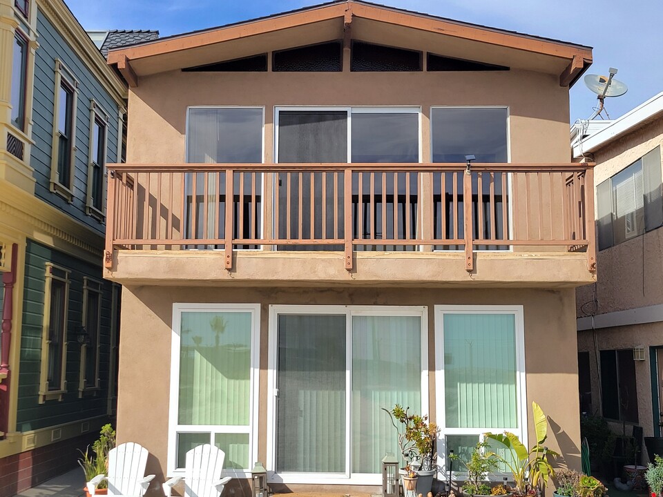 1615 Seal Way in Seal Beach, CA - Building Photo