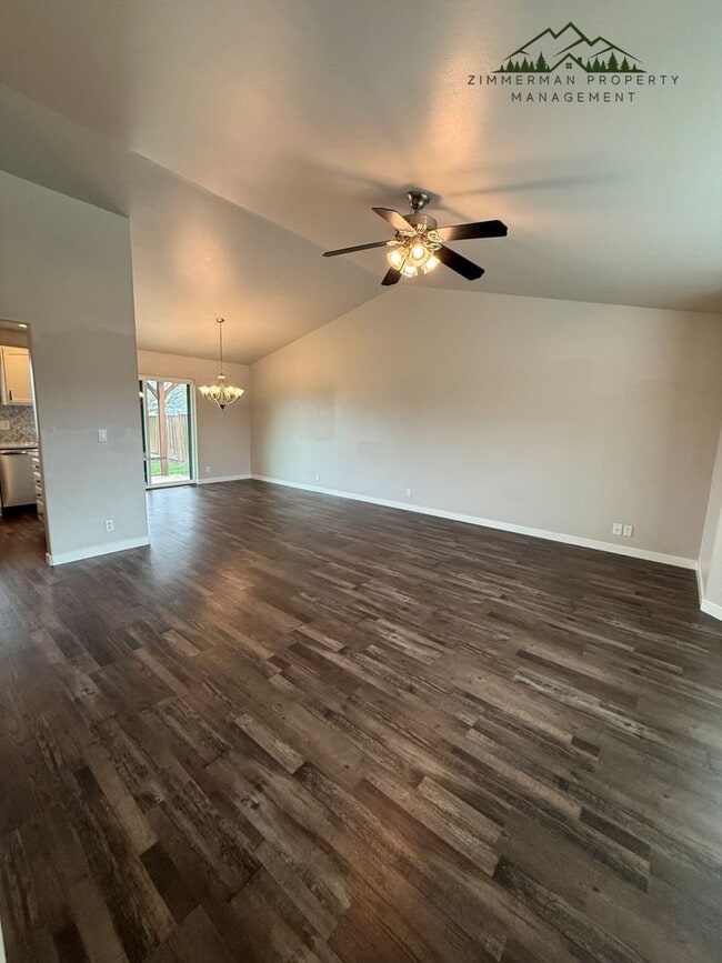 450 Emily Ln in Harrisburg, OR - Building Photo - Building Photo