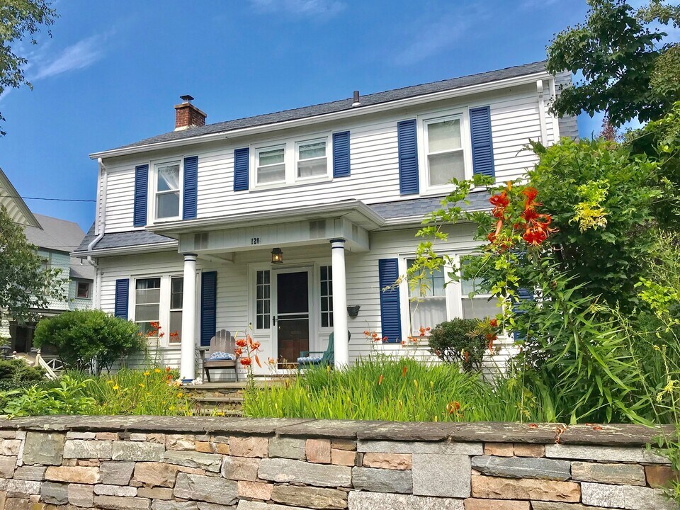 120 Elm St in Stonington, CT - Building Photo