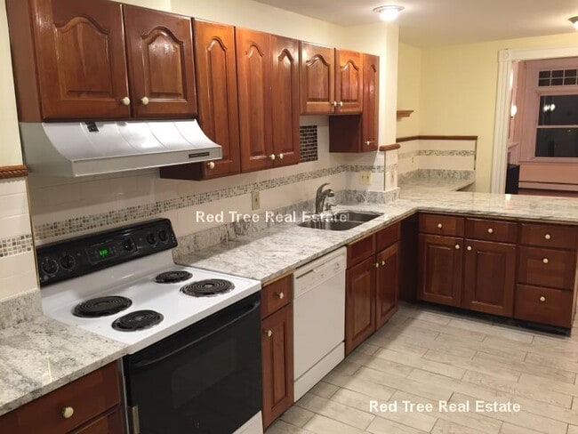 1906 Beacon St, Unit 2 in Brookline, MA - Foto de edificio - Building Photo