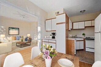 338 Tudor Ct, Unit 343-05 in Glencoe, IL - Building Photo - Building Photo