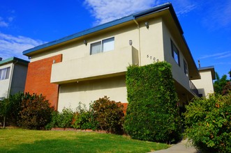 5709 Hazeltine Ave in Van Nuys, CA - Foto de edificio - Building Photo