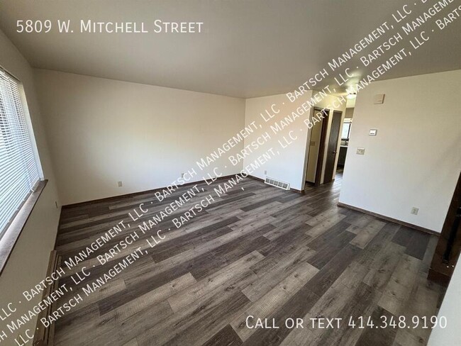 5809 W Mitchell St in West Allis, WI - Foto de edificio - Building Photo