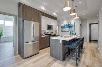 Central Tower Apartments in Edmonton, AB - Building Photo - Interior Photo