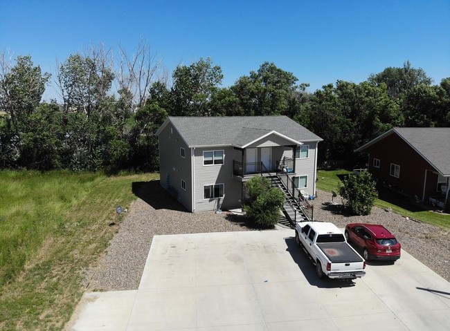 323 7th Ave in Sidney, MT - Foto de edificio - Building Photo