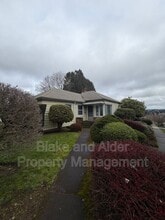 7303 SE Madison St in Portland, OR - Building Photo - Building Photo