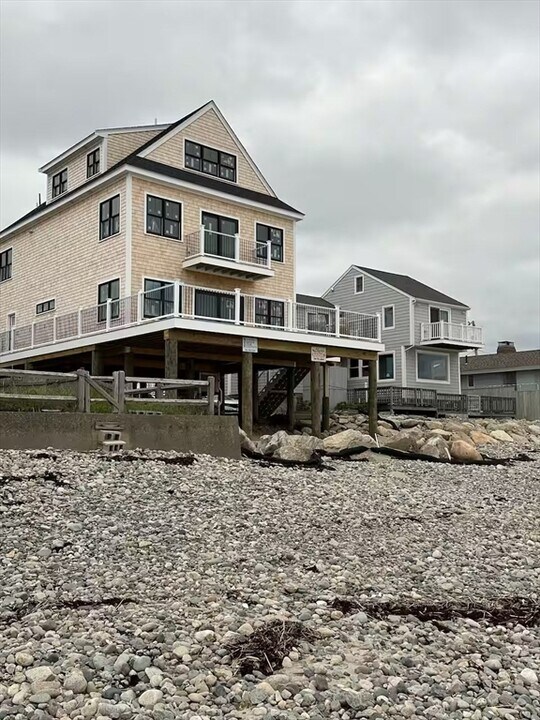 10 Charlotte St in Marshfield, MA - Building Photo