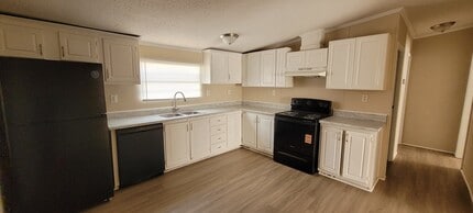 724 Creek Ridge Rd in Greensboro, NC - Building Photo - Building Photo