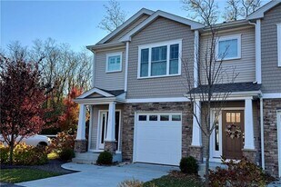 25 Franklin Rd in East Greenwich, RI - Building Photo