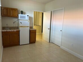 13930 SW 109th St in Miami, FL - Building Photo - Building Photo