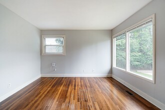 12924-12928 E Burnside St in Portland, OR - Foto de edificio - Building Photo