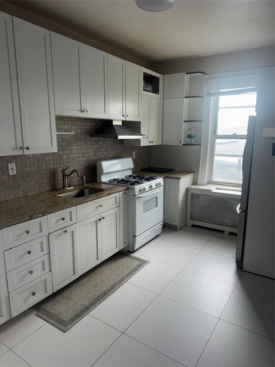 377 Huguenot St in New Rochelle, NY - Building Photo