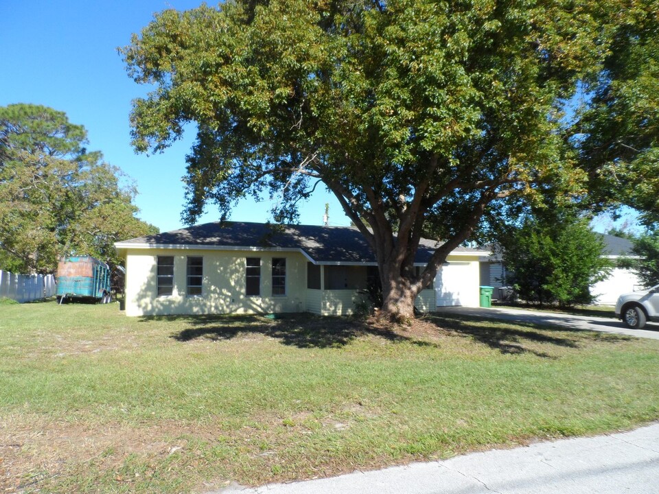 1440 Coronet Dr in Deltona, FL - Building Photo