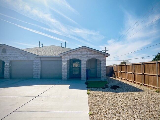 2001 Bryan Ave in Wolfforth, TX - Foto de edificio - Building Photo