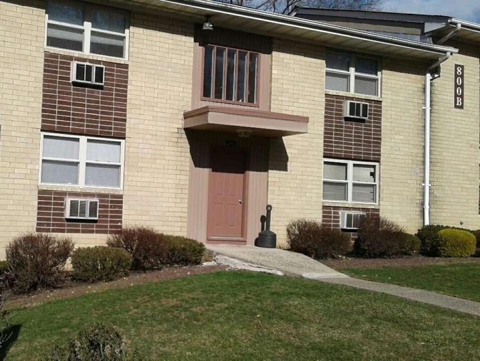 800a Brookridge Dr-Unit -84 in Valley Cottage, NY - Building Photo