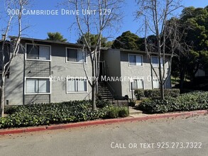 900 Cambridge Dr in Benicia, CA - Foto de edificio - Building Photo