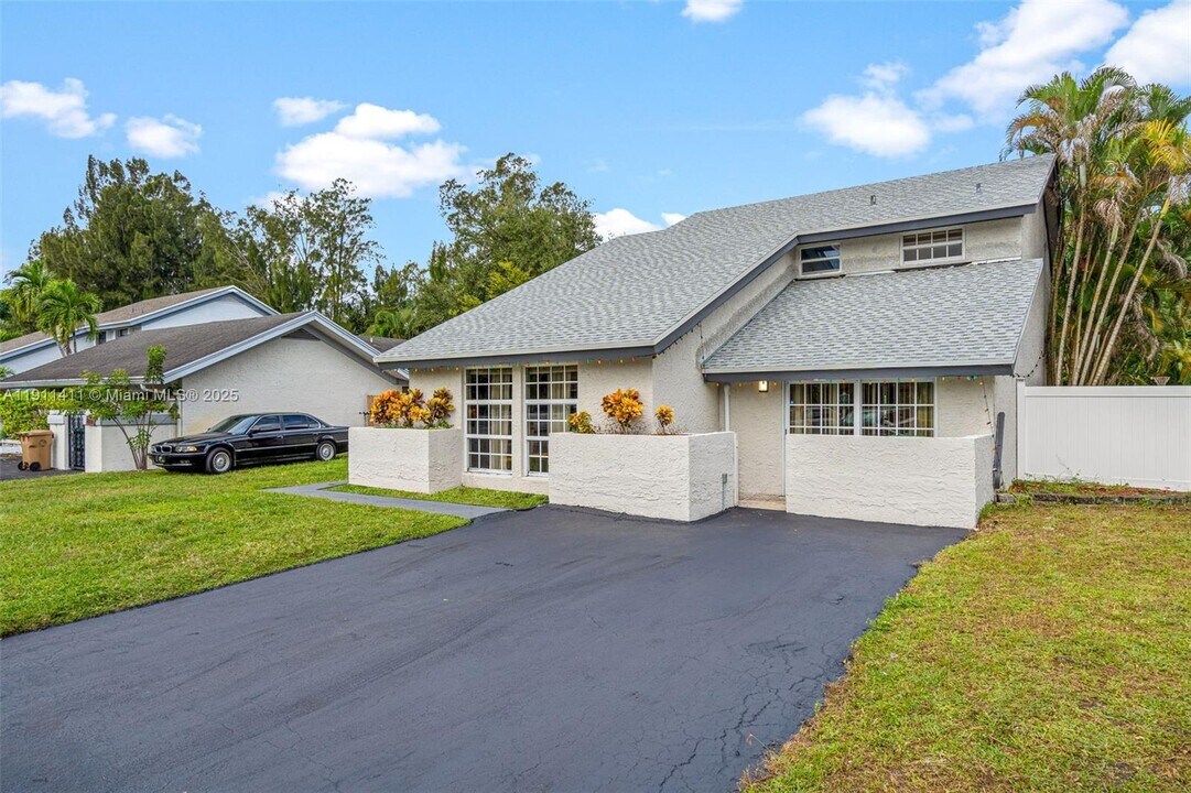 8351 SW 39th Ct in Davie, FL - Foto de edificio