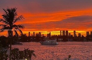 1 Century Ln in Miami Beach, FL - Building Photo