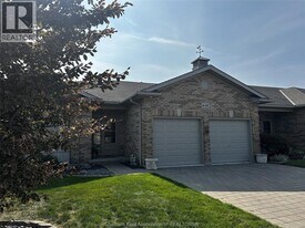 10 Home Pl in Chatham, ON - Building Photo