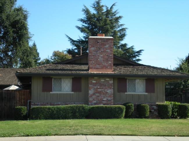 5821-5927 S Land Park Dr in Sacramento, CA - Foto de edificio - Building Photo