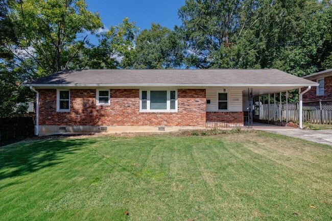 1238 Lindenwood Ln NE