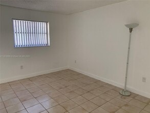 8075 NW 7th St in Miami, FL - Building Photo - Building Photo