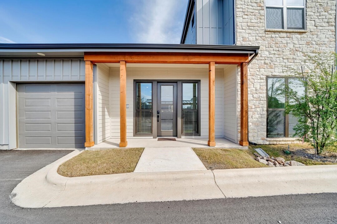 1601 Mustang Dr in Marble Falls, TX - Building Photo