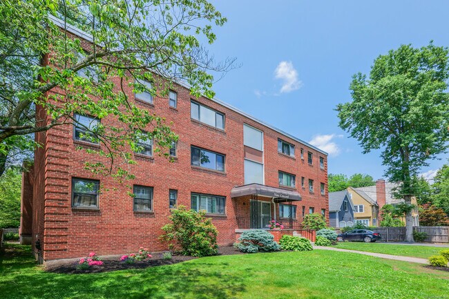 9 Concord St in West Hartford, CT - Foto de edificio - Building Photo