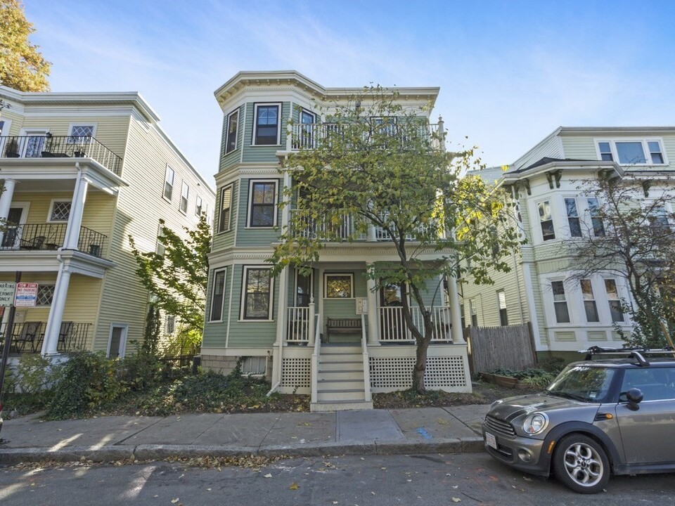 136 Huron Ave in Cambridge, MA - Foto de edificio